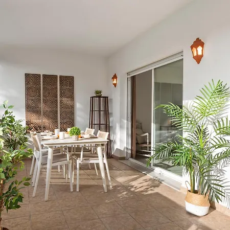 2 Bedroom In Medina Garden Apartment *